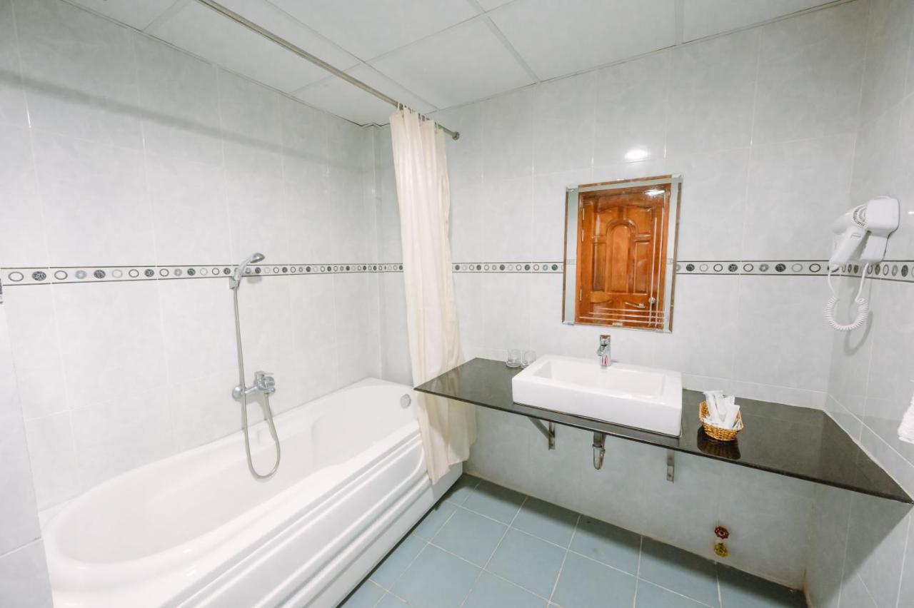 Hoang Duc Hotel Chau Doc Exteriör bild