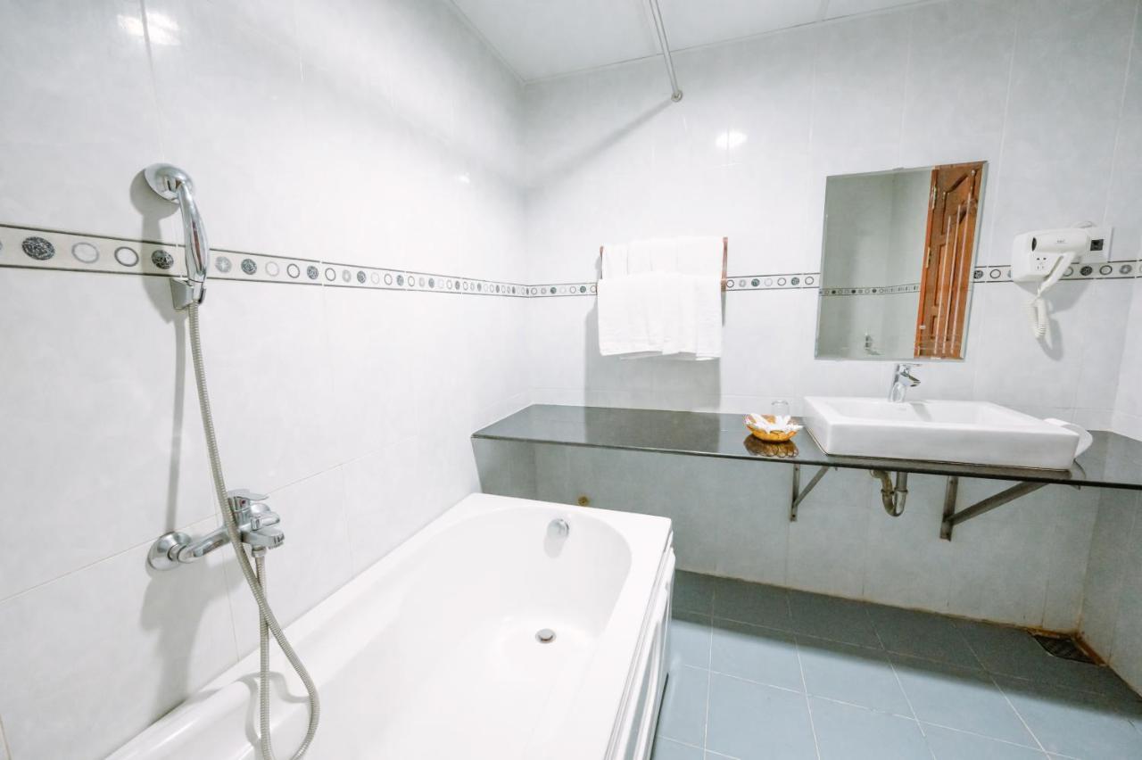 Hoang Duc Hotel Chau Doc Exteriör bild